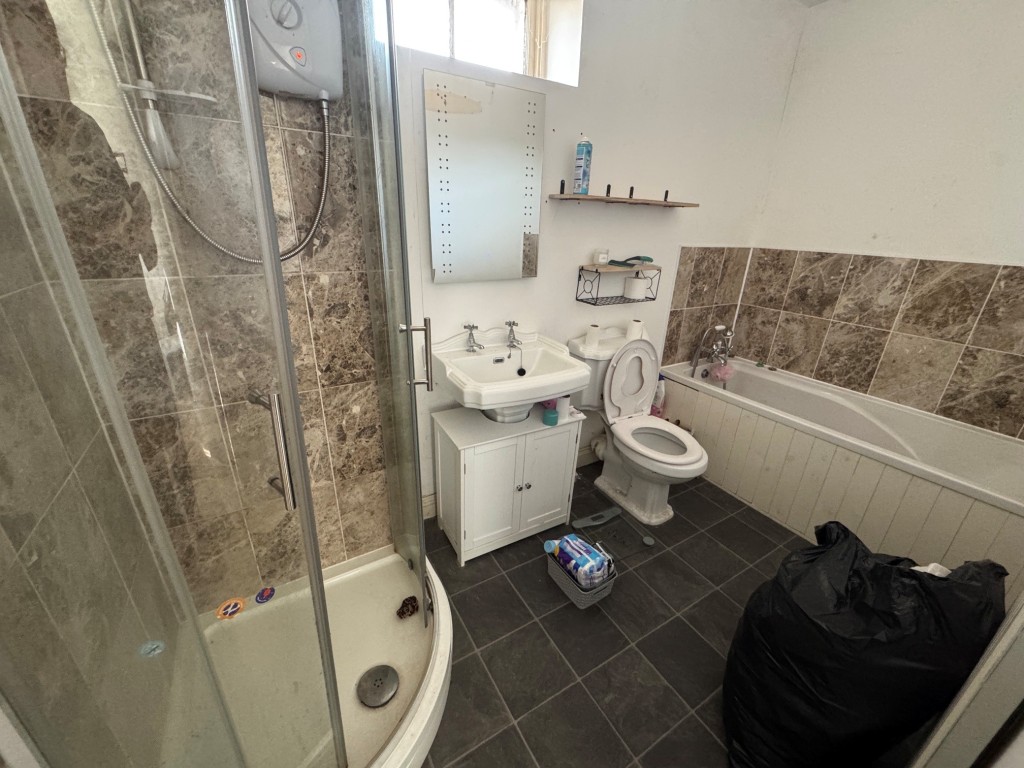 Lot: 222 - THREE-BEDROOM FARMHOUSE AND ATTACHED TWO-BEDROOM ANNEX - FREEHOLD INVESTMENT - Farmhouse - ensuite